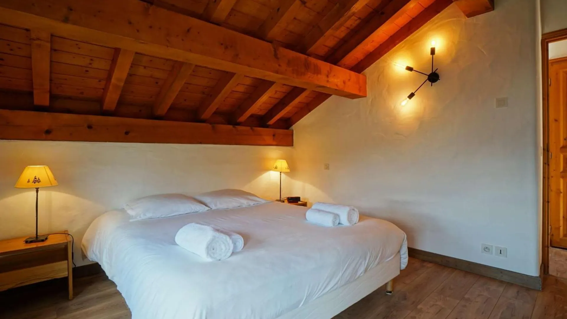 Chalet Cosy Avec Mezzanine, Poele A Bois, Wifi Et Parking - Meribel - Fr-1-180-570 Les Allues